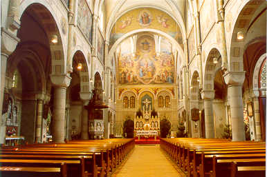 Gesamtansicht Innen vom Haupteingang in Richtung Presbyterium